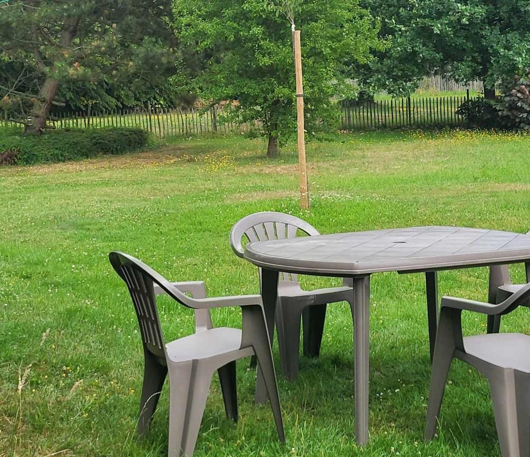 A La Salle De Jeux Et Son Jardin Autour De La Cabane Verte Dinant Exterior foto