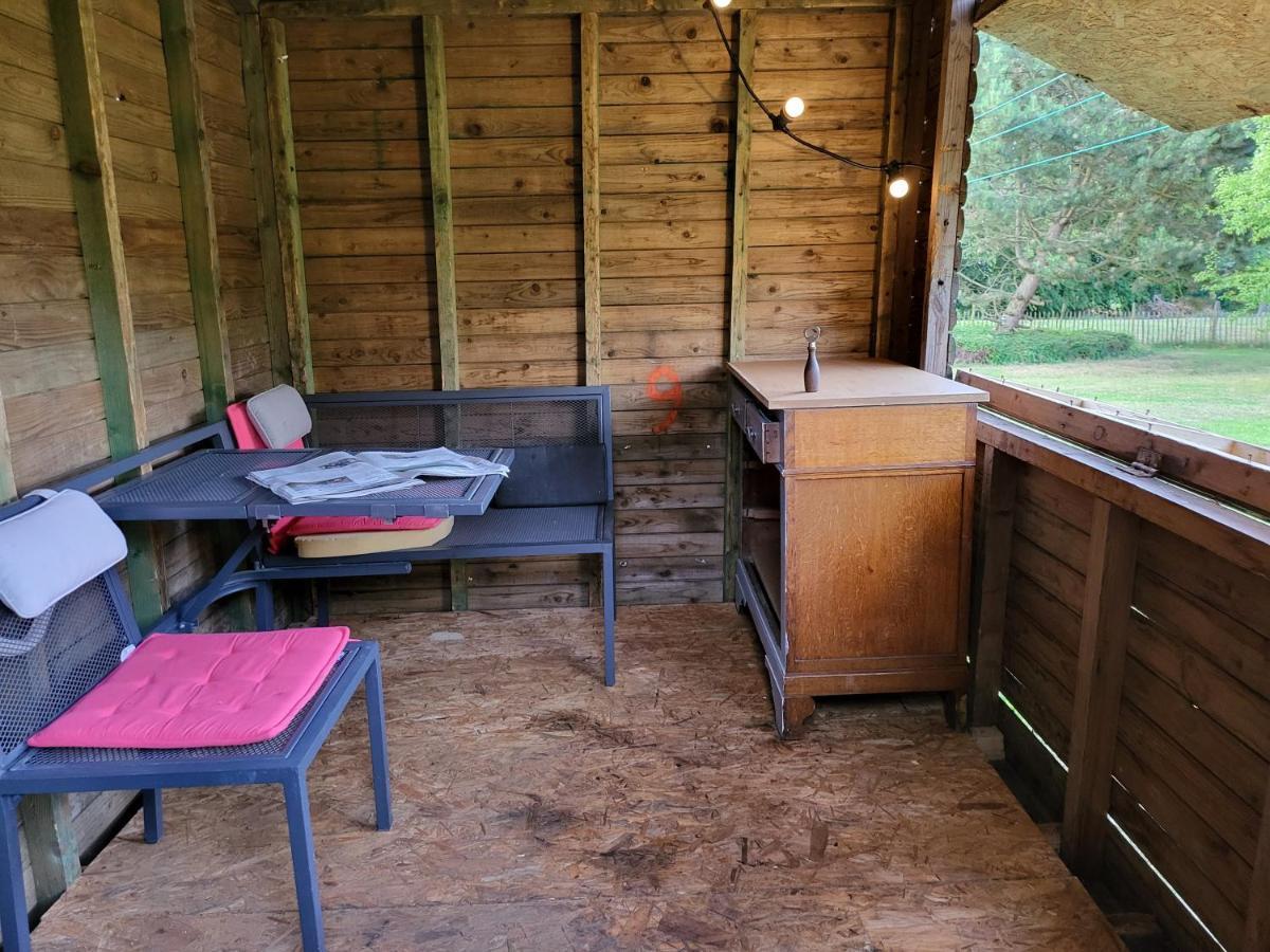 A La Salle De Jeux Et Son Jardin Autour De La Cabane Verte Dinant Exterior foto